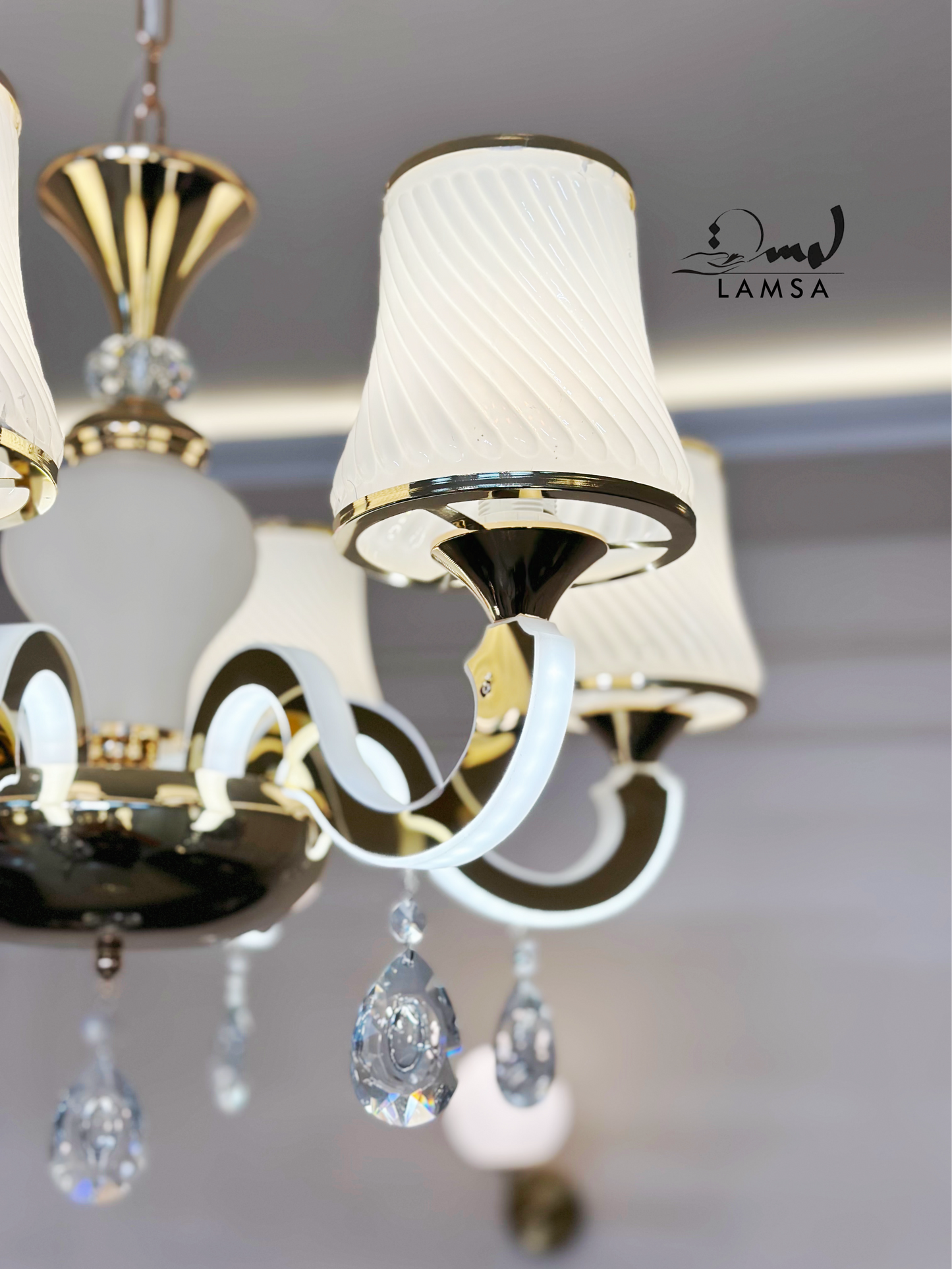 Lustre élégant en verre décoratif avec bras lumineux LED
