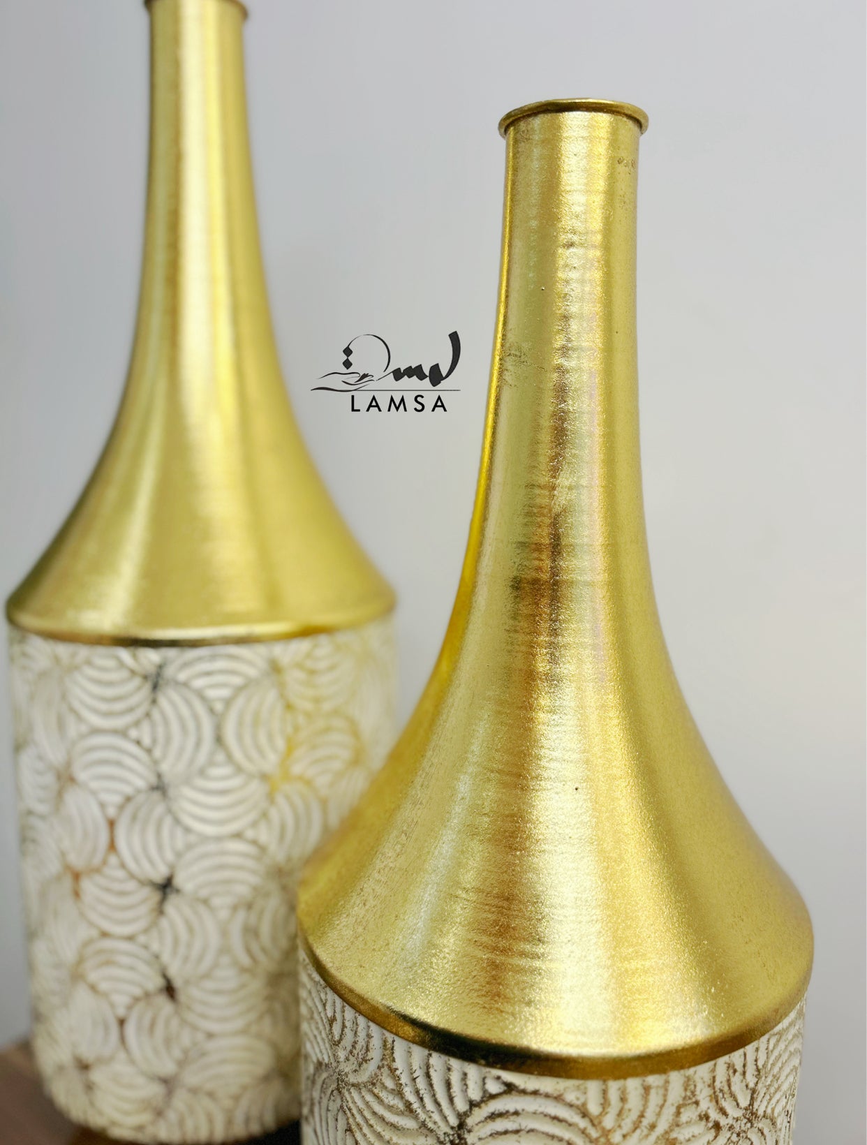 Vase " BOURGEOIS" Métal Doré Décoré
